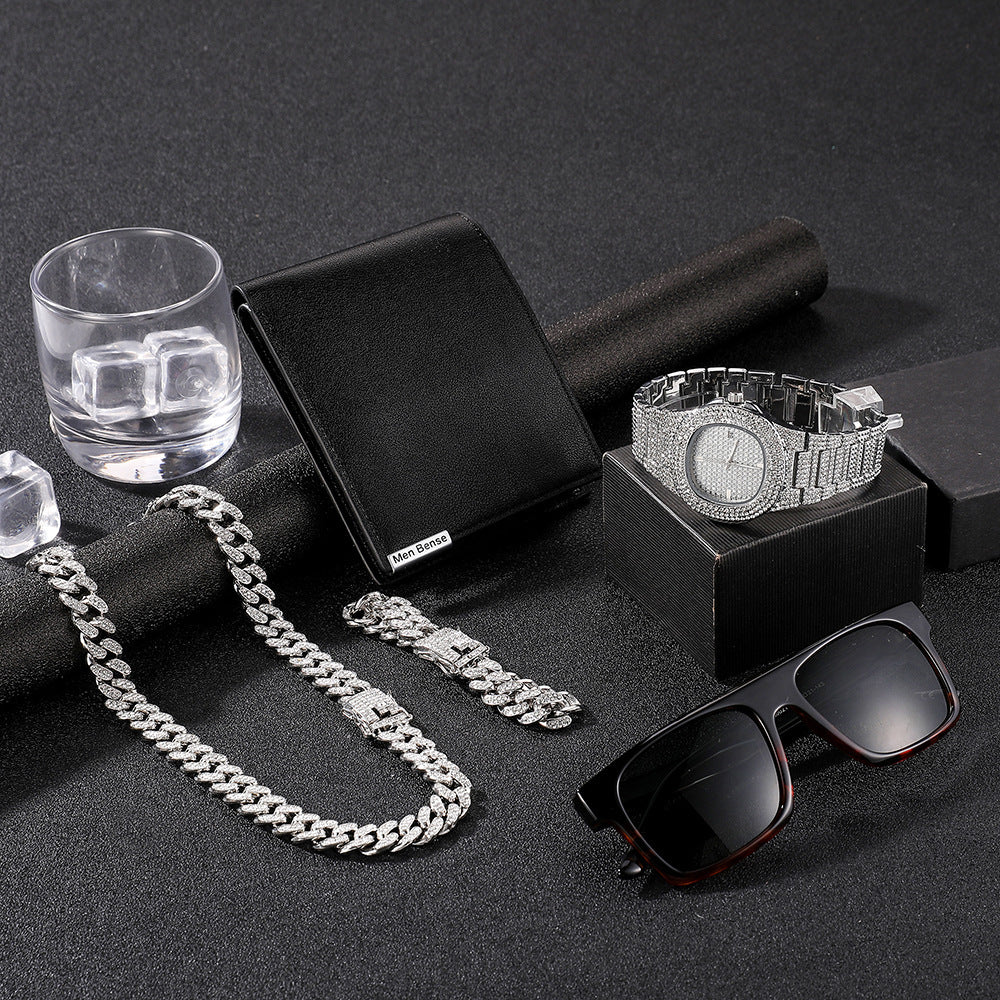 5-delad Klockan har en rund urtavla med diameter på 46 mm och boett i legering.