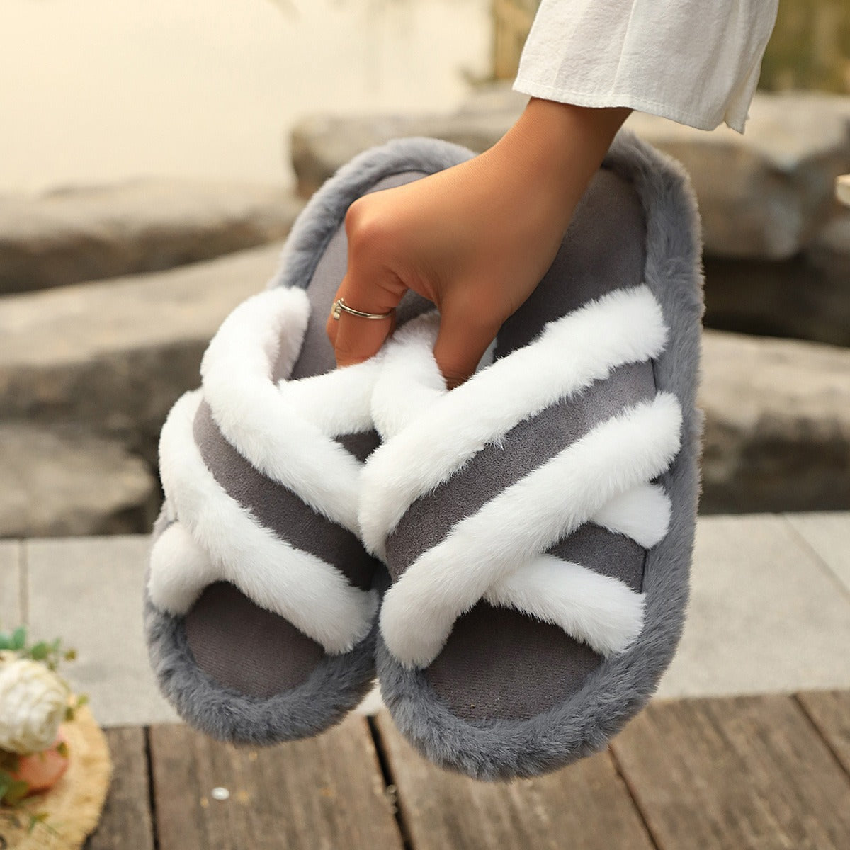 Pantuflas mullidas con tira cruzada, costuras y plataforma, cálidas y casuales