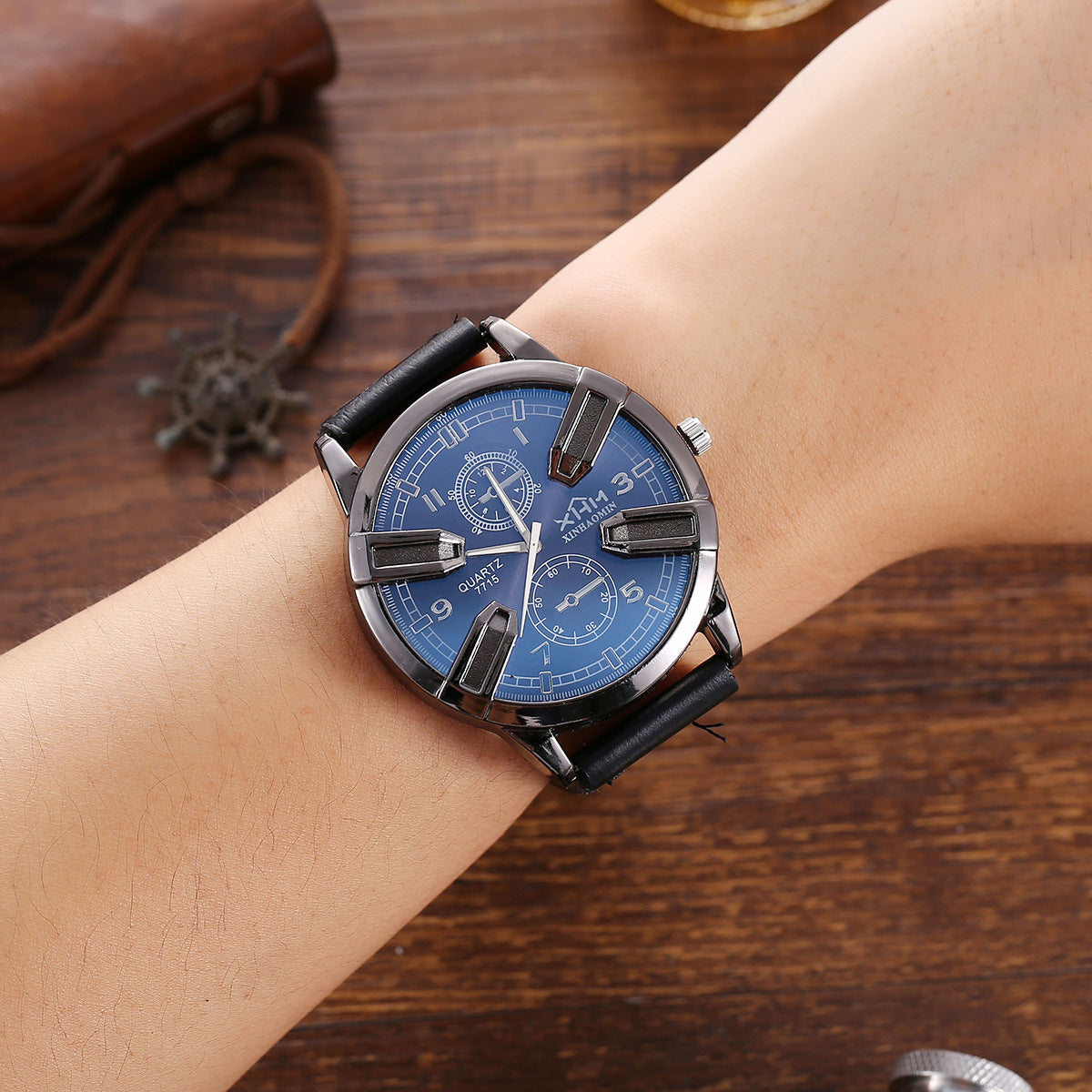 Detta stilrena presentset kombinerar plånbok, solglasögon och en kreativ quartzklocka