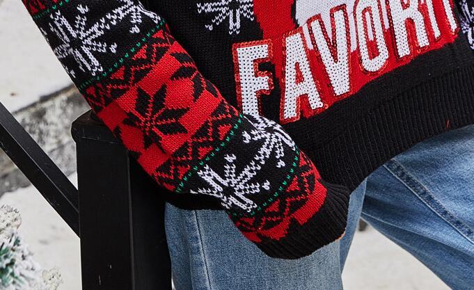 Stickad tröja med broderad tomte och rund hals