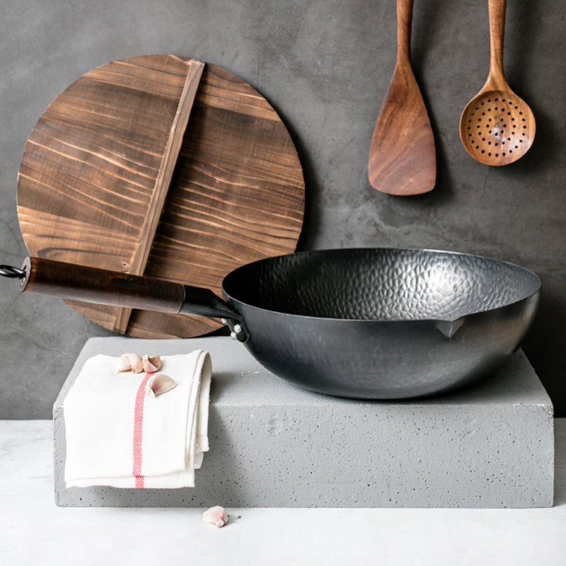 Traditioneller, handgefertigter Wok aus Eisen mit Holzgriff, hergestellt aus hochreinem Eisen ohne chemische Beschichtung.