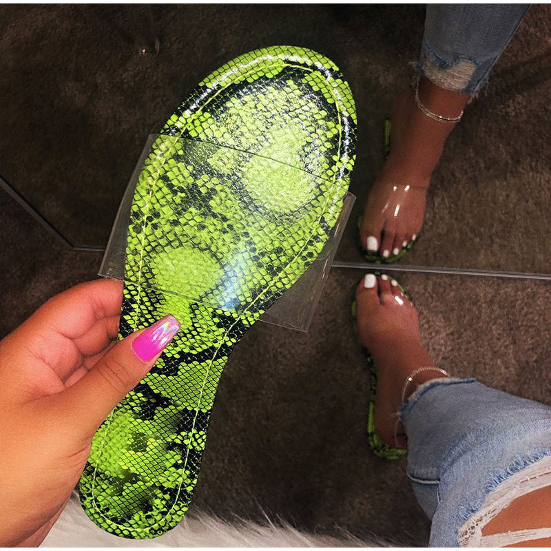 Nuevas sandalias planas transparentes con estampado de serpiente fluorescente para mujer de verano