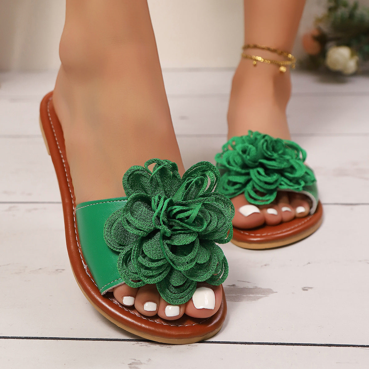 Chanclas planas florales, modernas y versátiles