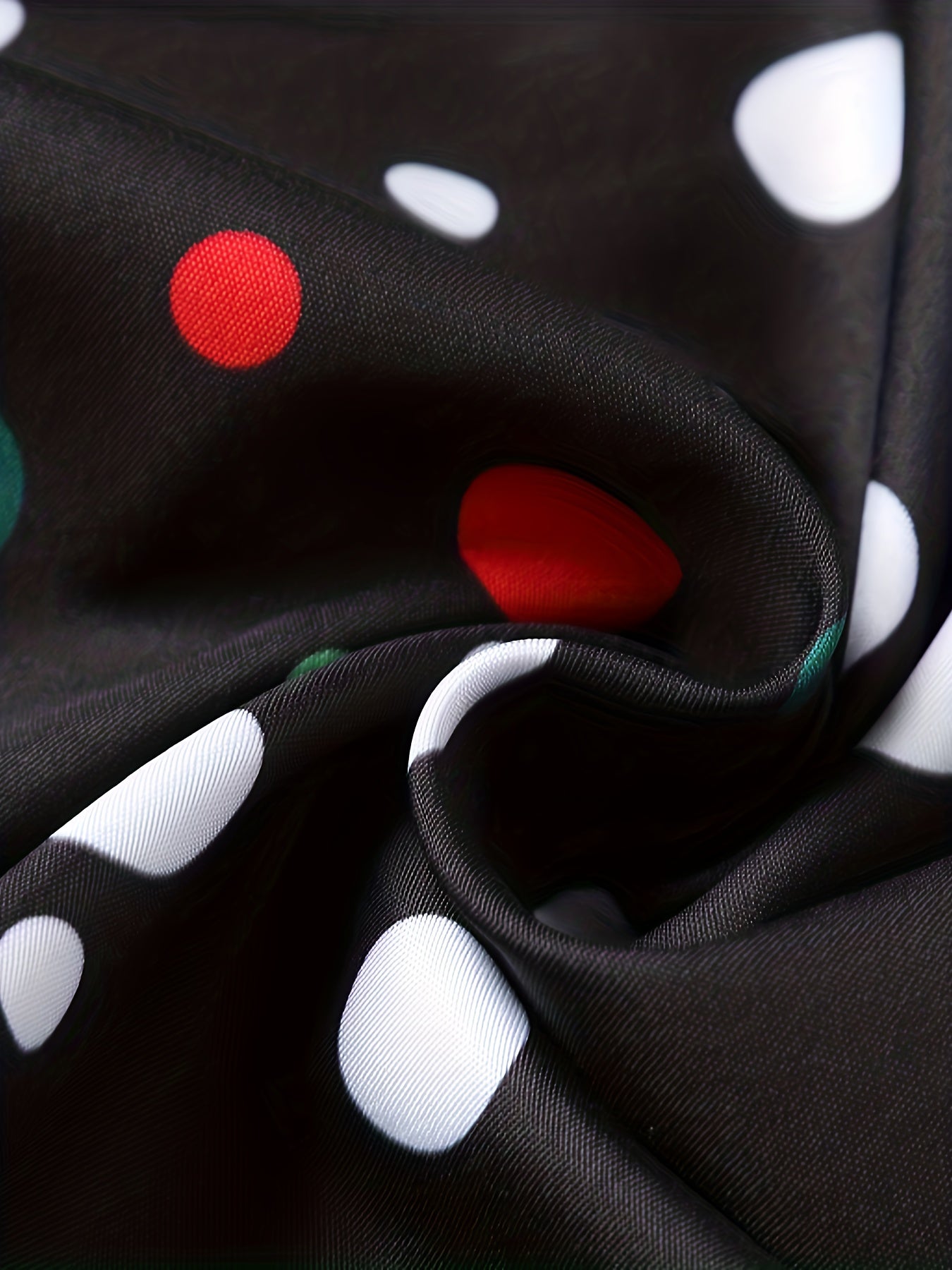 Una camisa de manga larga, informal y versátil, con estampado de lunares para adolescentes y hombres