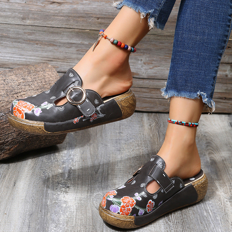 Sandalen und Pantoletten im Ethno-Stil mit Pflaumenblüten-Motiv