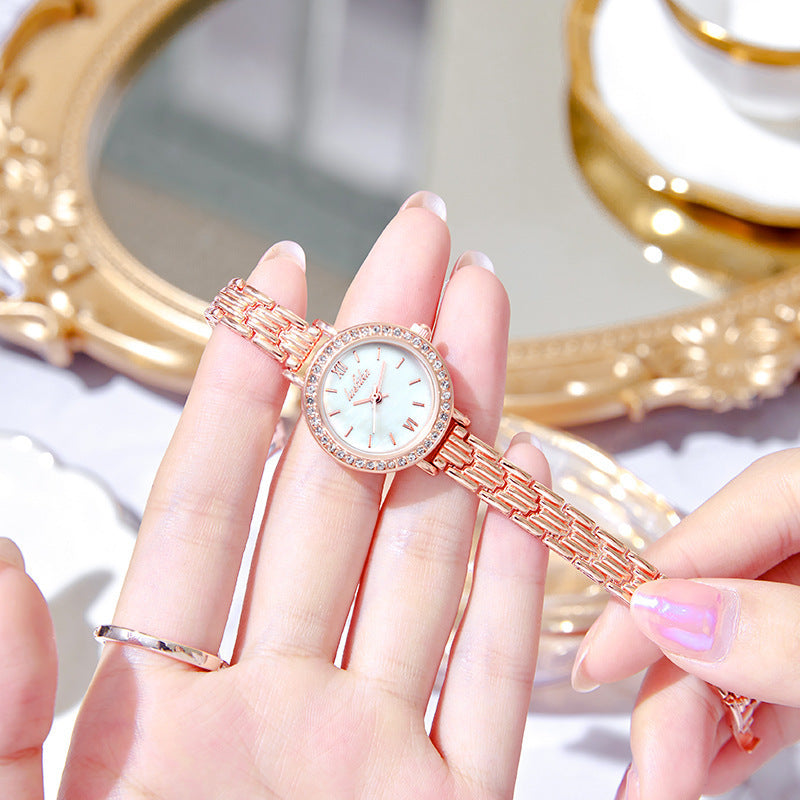 Femdelat presentset med damklocka och smycken – modernt kvartsur med Miyota-verk