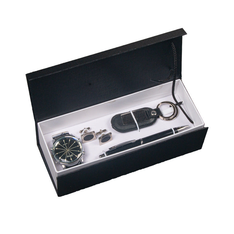 Detta fyrdelade presentset för män kombinerar modern och enkel design med praktiska accessoarer som passar både vardag och arbete.