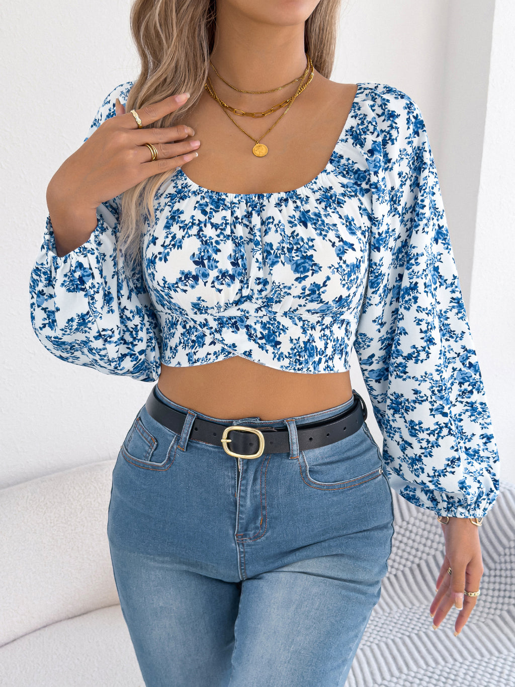 Top corto de gasa con estampado floral, mangas abullonadas y lazo en la cintura para mujer