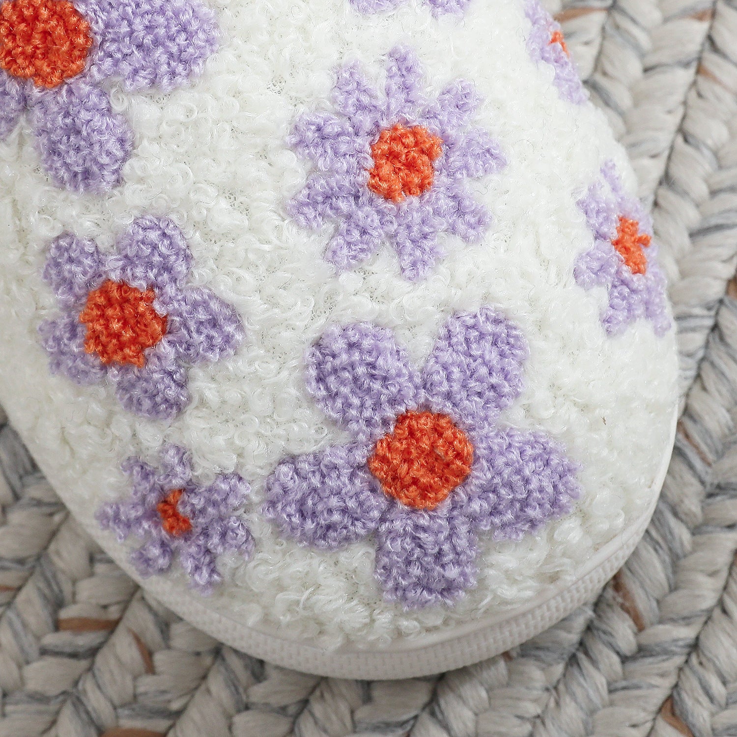 Pantufla de lana bordada con flor de hibisco