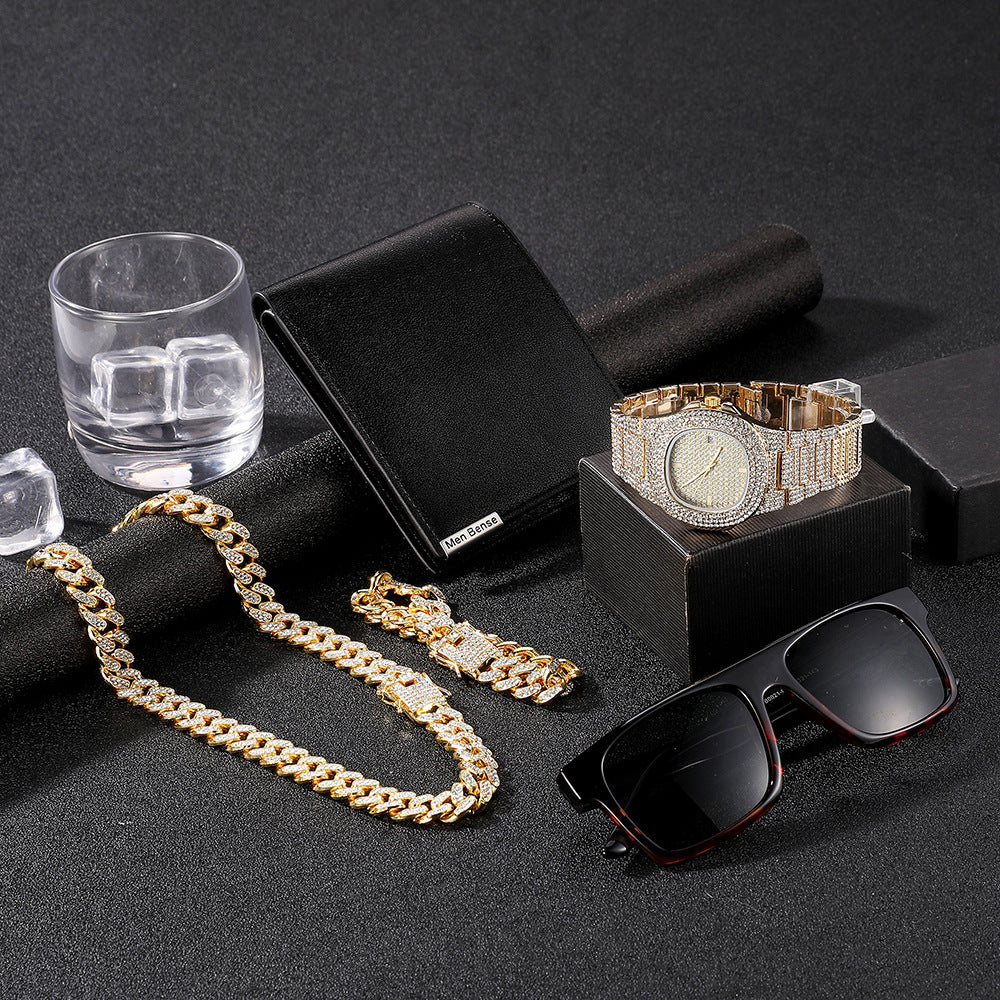 5-delad Klockan har en rund urtavla med diameter på 46 mm och boett i legering.