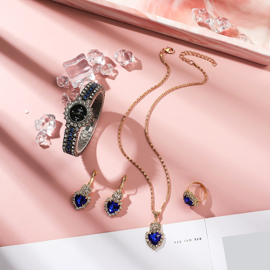 Lyxigt damset med gypsophila-detaljer – glittrande klocka och smycken i matchande stil