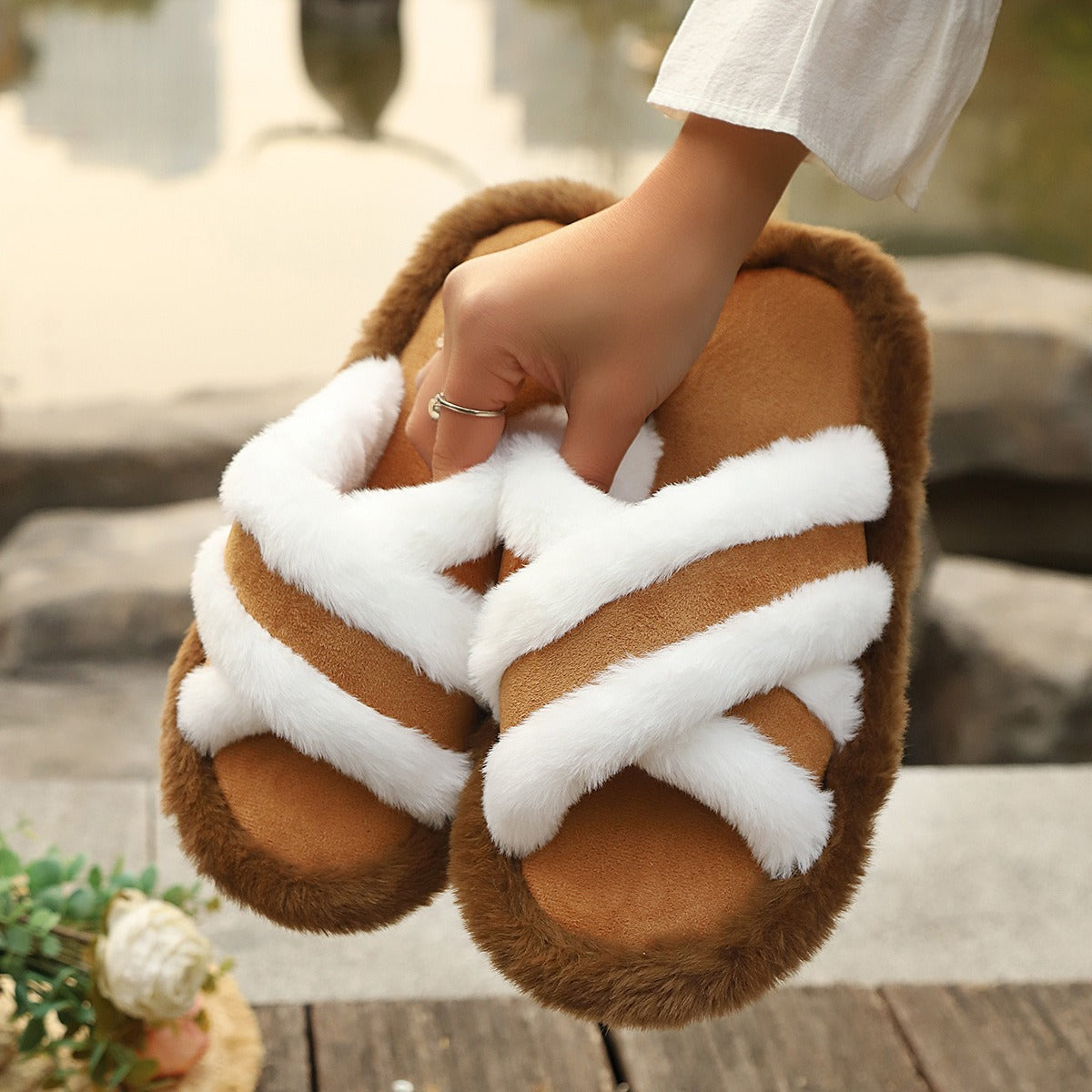 Pantuflas mullidas con tira cruzada, costuras y plataforma, cálidas y casuales