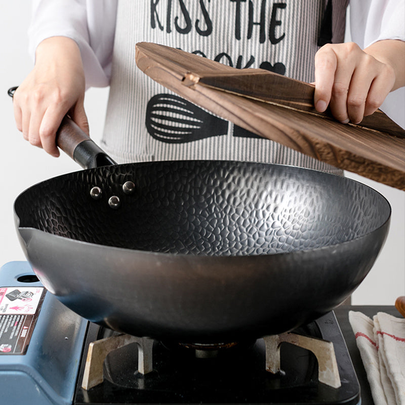 Traditioneller, handgefertigter Wok aus Eisen mit Holzgriff, hergestellt aus hochreinem Eisen ohne chemische Beschichtung.