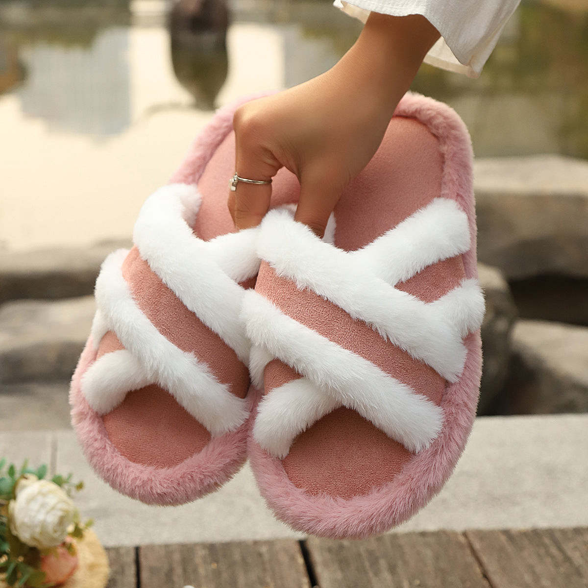 Pantuflas mullidas con tira cruzada, costuras y plataforma, cálidas y casuales