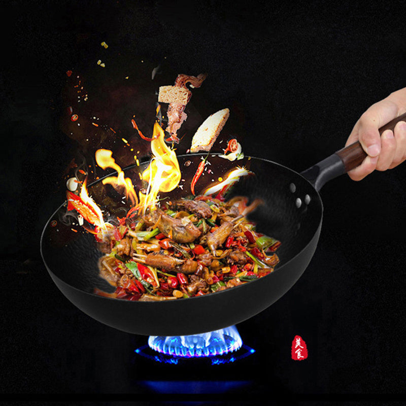Traditioneller, handgefertigter Wok aus Eisen mit Holzgriff, hergestellt aus hochreinem Eisen ohne chemische Beschichtung.