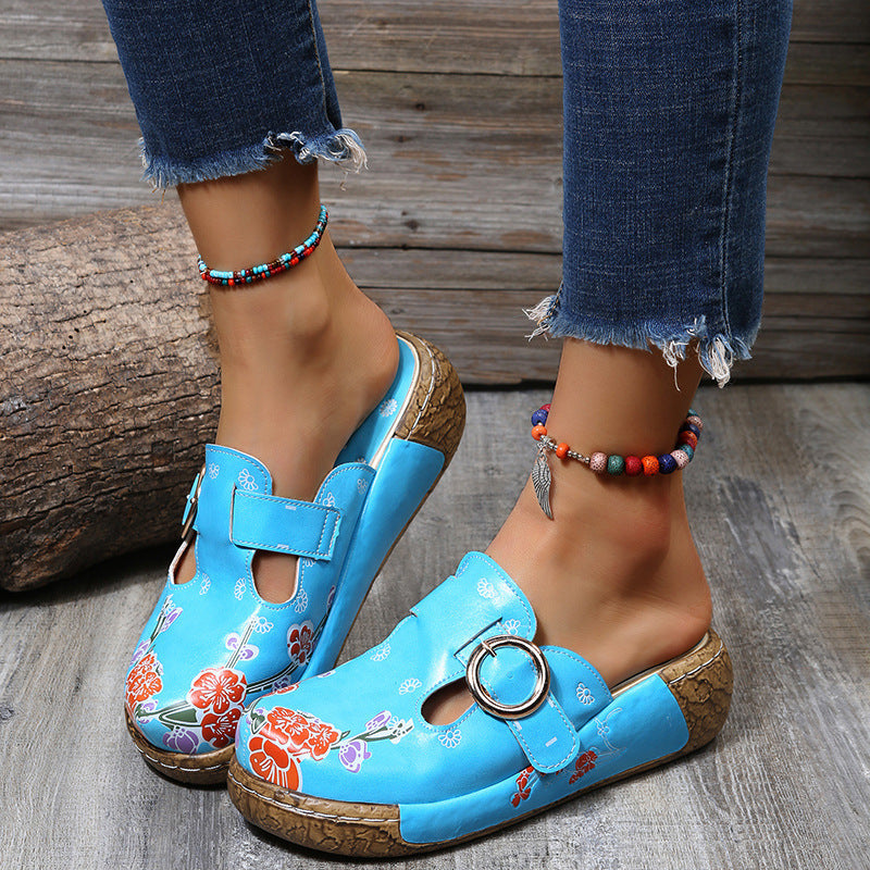 Sandalen und Pantoletten im Ethno-Stil mit Pflaumenblüten-Motiv