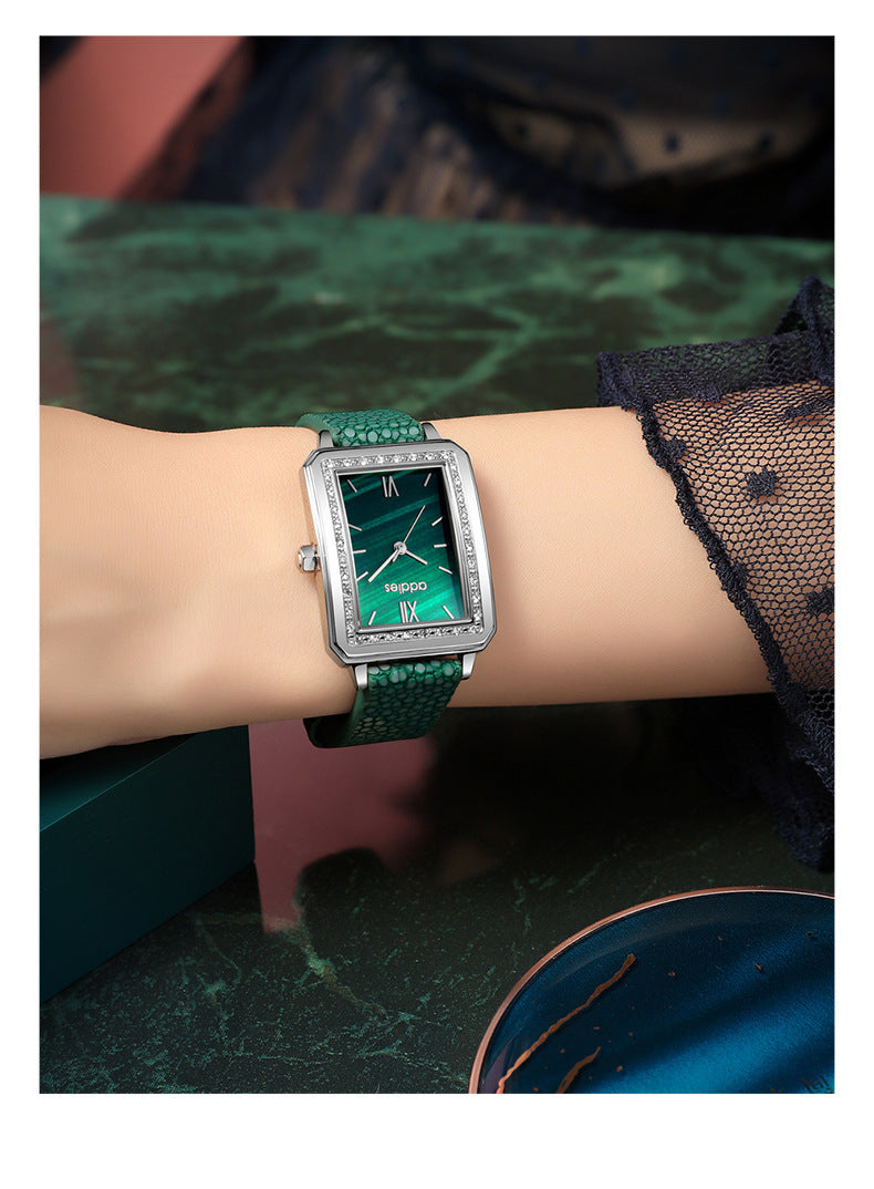 Exklusivt Damset med Liten Grön Fyrkantig Klocka i Presentbox