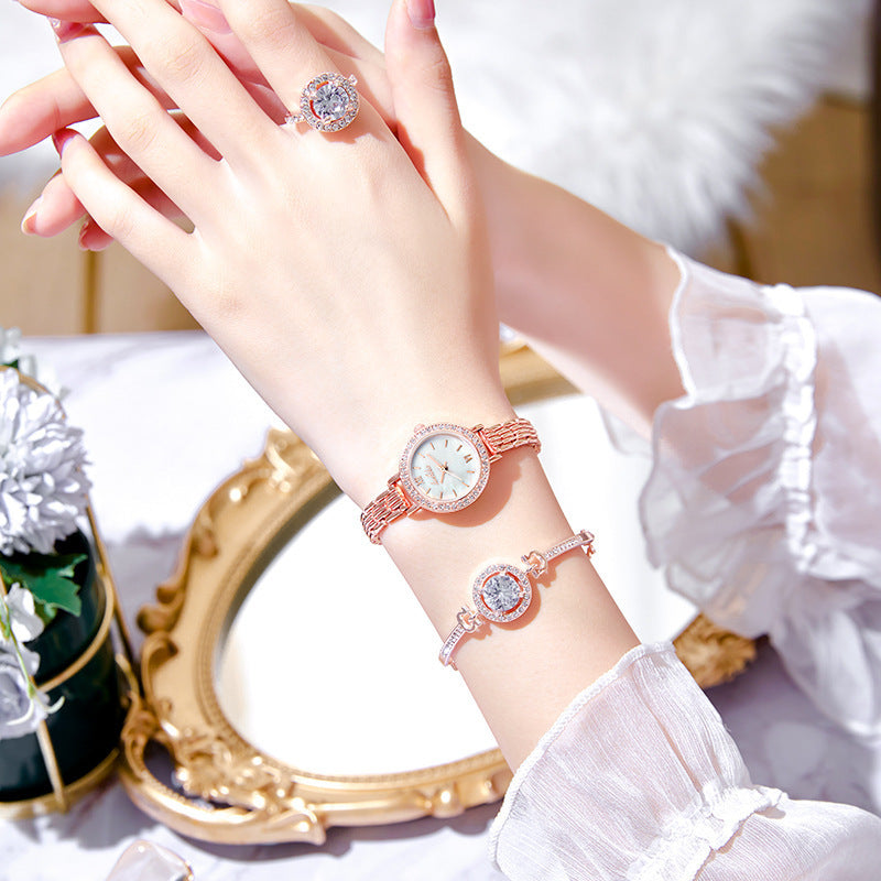 Femdelat presentset med damklocka och smycken – modernt kvartsur med Miyota-verk