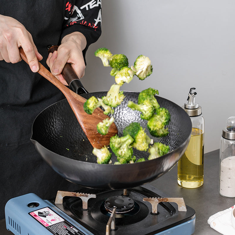 Traditioneller, handgefertigter Wok aus Eisen mit Holzgriff, hergestellt aus hochreinem Eisen ohne chemische Beschichtung.