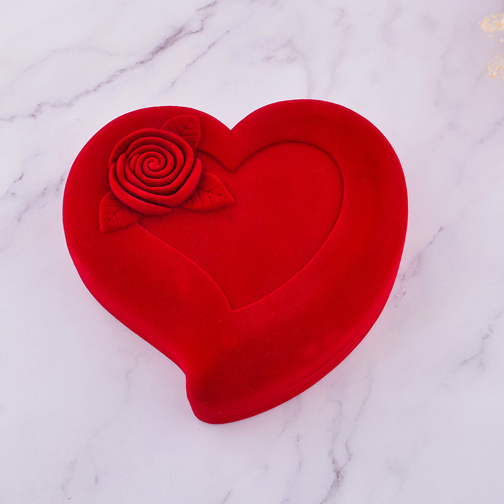 Detta smyckes- och klockset är framtaget för kvinnor som uppskattar enkel, elegant och stilren design.