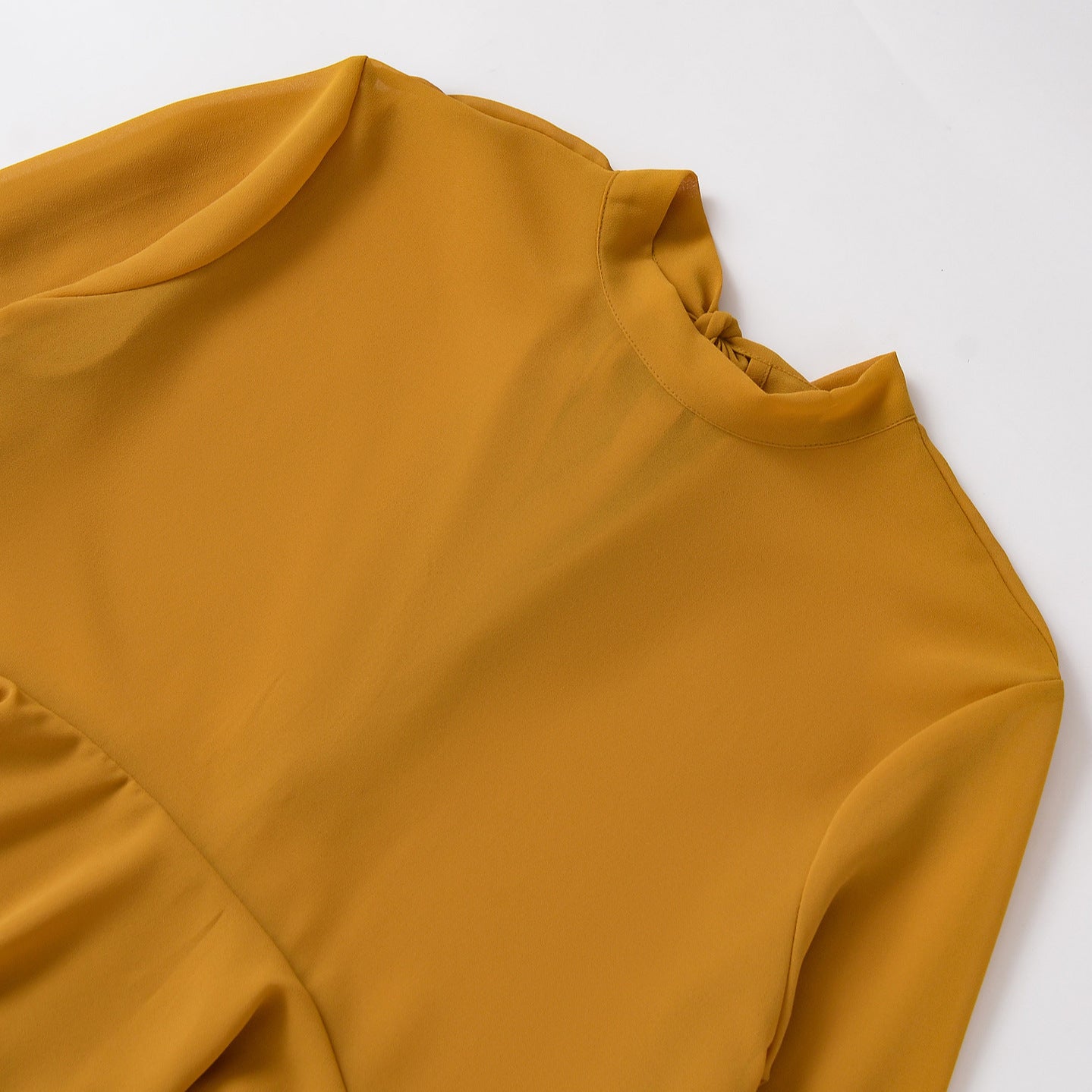 Elegante blusa de gasa con dobladillo fluido con volantes